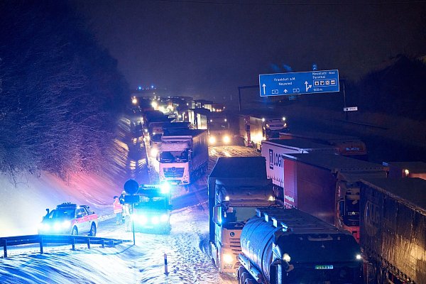Auf der Autobahn A3 bildete sich aufgrund starken Schneefalls bei Neustadt/Wied in beiden Fahrtrichtungen ein kilometerlanger Stau. - © Thomas Frey/dpa