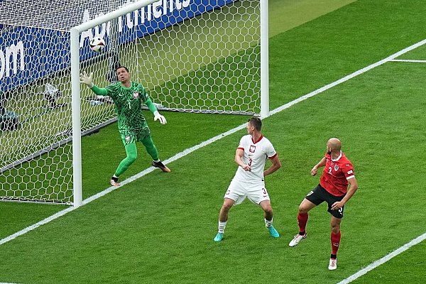 Österreichs Gernot Trauner (r) traf per Kopf zum 1:0. - © Michael Kappeler/dpa