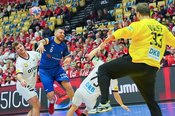 Andi Wolff pariert die deutschen Handballer zum Sieg. - © Sören Stache/dpa