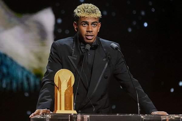 Lamine Yamal bei der Gala zur Verleihung des Ballon d\\\'Or. - © Thibault Camus/AP/dpa