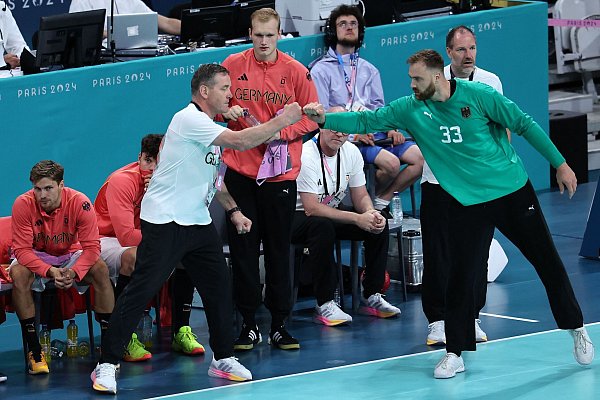 Alfred Gislason (l) freut sich mit Andreas Wolff über die Erfolge des deutschen Teams. - © Francois Lo Presti/AFP/dpa