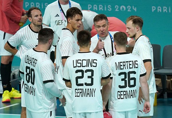 Alfred Gislason findet im Gespräch mit seinen Spielern meistens den richtigen Ton. - © Marcus BrandtŽ/dpa