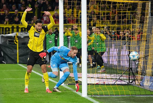 Ramy Bensebaini bejubelt den Dortmunder Siegtreffer. - © Bernd Thissen/dpa