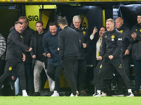 Nach dem Schlusspfiff entlädt sich der Druck auf der Dortmunder Trainerbank. - © Bernd Thissen/dpa