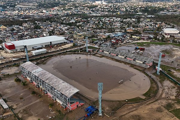 Das Stadion in Montego Bay ist nach dem Hurrikan Melissa überflutet. - © Matias Delacroix/AP/dpa