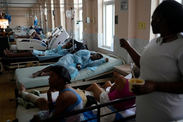 Viele Ärzte arbeiten seit Tagen ohne Pause. - © Matias Delacroix/AP/dpa