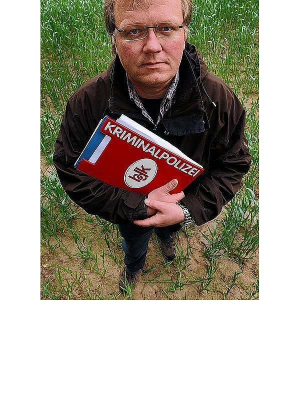 Hauptkommissar Ralf Gelhot steht auf dem Acker, auf dem die Leiche gefunden wurde. Vowürfe über Ermittlungspannen der Polizei weist er zurück. - © FOTO: RAIMUND VORNBÄUMEN