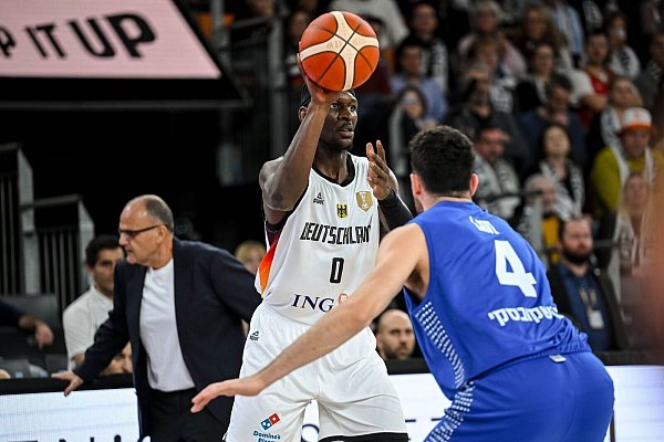 Einer von drei Europameistern gegen Israel: Isaac Bonga. - © Harry Langer/dpa