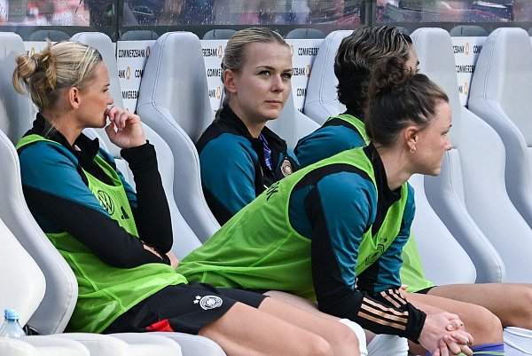 Merle Frohms (m) ist die langjährige Stammkeeperin. - © Sebastian Christoph Gollnow/dpa