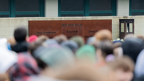 Hunderte Menschen kamen in Haltern an der Gedenkstelle auf dem Schulhof zusammen. - © Rolf Vennenbernd/dpa