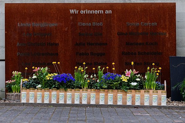 18 Kerzen erinnern auf dem Schulhof des Joseph-König-Gymnasiums an die Schülerinnen und Schüler sowie ihre Lehrerinnen, die bei dem Absturz ihr Leben verloren. - © Rolf Vennenbernd/dpa
