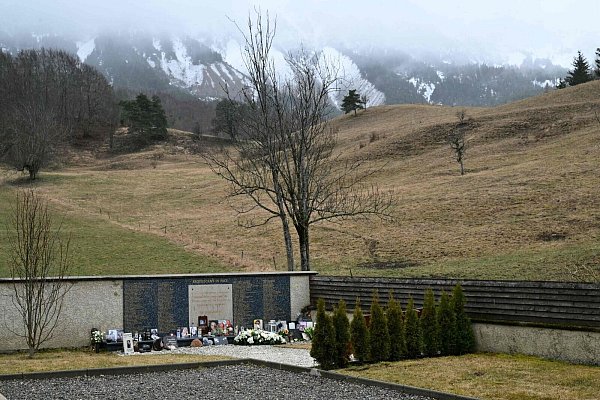 An der Gedenkstätte in Le Vernet vor den schneebedeckten Alpen sind viele nahe Angehörige der Absturzopfer zusammengekommen. - © Christophe Simon/AFP/dpa