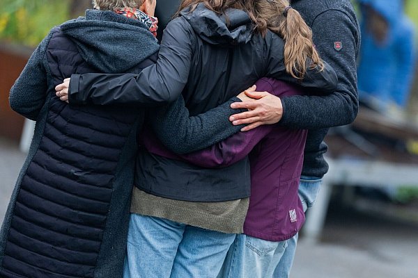 Die Gemeinschaft gibt Halt: Gedenken an die Absturzopfer auf dem Schulhof. - © Rolf Vennenbernd/dpa