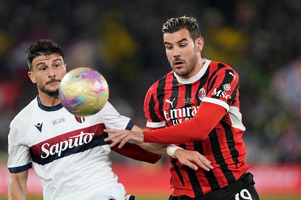 Für Frankreichs Nationalspieler Theo Hernandez und die AC Mailand war es ein weiterer Rückschlag. - © Gregorio Borgia/AP/dpa
