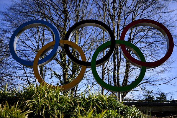 Das IOC lässt Sportler aus Russland und Belarus wie in Paris unter neutraler Flagge auch für die Winterspiele 2026 zu. - © Laurent Gillieron/KEYSTONE/dpa