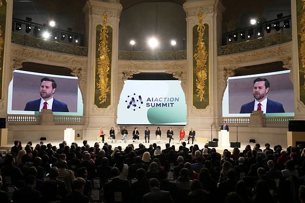 US-Vizepräsident J.D. Vance spricht während des Aktionsgipfels für künstliche Intelligenz in Paris. - © Michel Euler/AP/dpa
