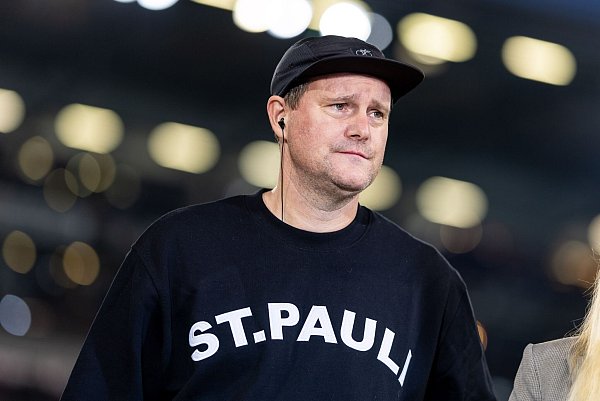 Präsident Oke Göttlich vom FC St. Pauli hat den Deutschen Fußball-Bund (DFB) in der Debatte um eine homophobe Äußerung des Wolfsburg-Profis Kevin Behrens in die Pflicht genommen. - © Philipp Szyza/dpa
