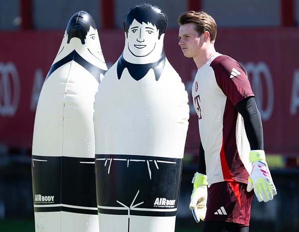 Jonas Urbig, hier beim Training vor dem Inter-Spiel, vertritt den verletzten Manuel Neuer aktuell im Bayern-Tor. - © Sven Hoppe/dpa