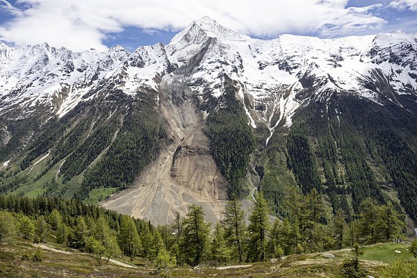 Blick auf den Birchgletscher, einen Tag nachdem eine massive Lawine ins Tal abgegangen ist. - © Alessandro della Valle/Keystone/dpa