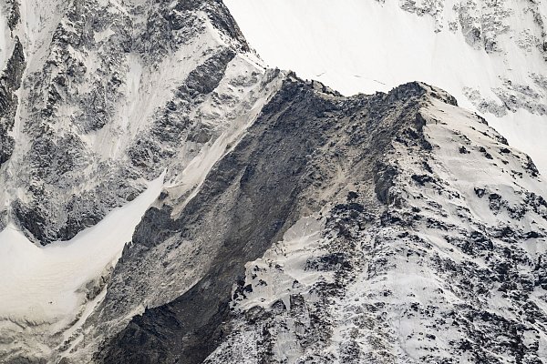 Das Kleine Nesthorn zeigt Spuren der Felsen, die abbrachen. - © Alessandro della Valle/Keystone/dpa
