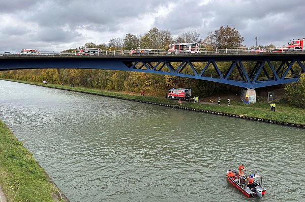 Rettungskräfte der Feuerwehr sind an der Unfallstelle auf der Bundesstraße 4 an einer Brücke über den Mittellandkanal im Einsatz. - © Benjamin Müller/dpa