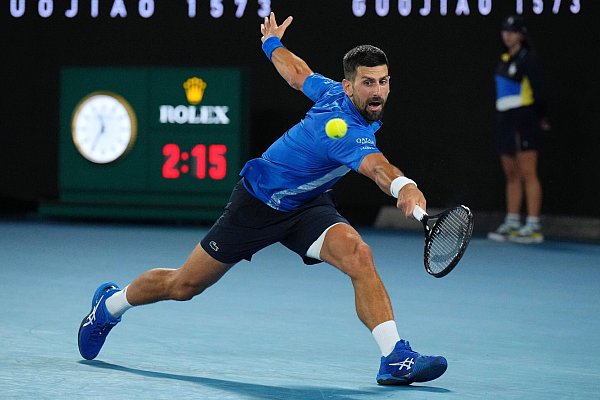 Novak Djokovic kämpfte sich trotz Verletzung ins Halbfinale gegen Alexander Zverev. - © Vincent Thian/AP/dpa