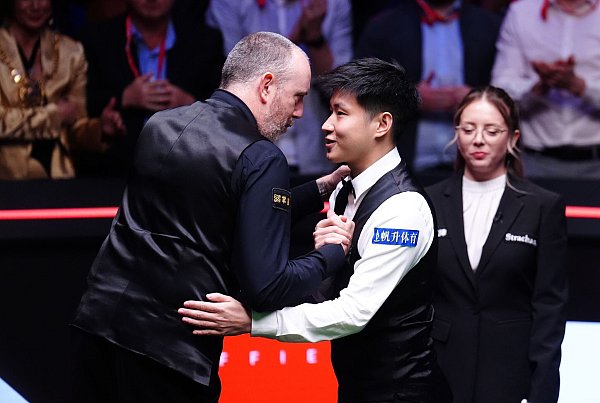 Zhao Xintong (r) besiegt im Finale Mark Williams und wird Weltmeister. - © Mike Egerton/PA Wire/dpa