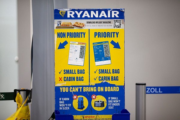 Die Beschwerde richtet sich auch gegen die Handgepäckregeln von Ryanair - die irische Fluggesellschaft sieht sich jedoch im Recht. (Archivbild) - © Thomas Banneyer/dpa