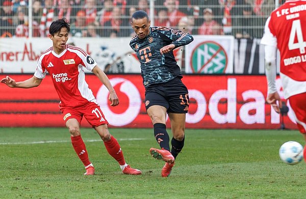 Leroy Sané (r) sorgte für das einzige Bayern-Tor. - © Andreas Gora/dpa
