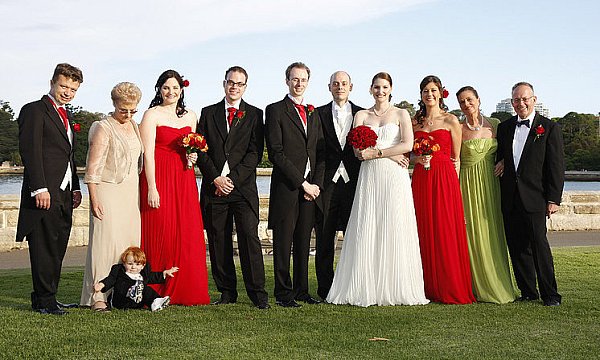 Simon Wells (v. l.), Margaret Hood, Ryan Wells, Tamora Wells, Dr. Enno Ahlenstiel, Dr. Christan Flottmann, Bräutigam Dr. Golo Ahlenstiel, Braut Dr. Chantelle Ahlenstiel, Dr. Thurid Ahlenstiel, Astrid Ahlenstiel und Dr. Eckart Ahlenstiel. - © FOTO: PRIVAT