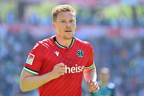 Hannovers Marcel Halstenberg beendet seine Karriere. - © Swen Pförtner/dpa