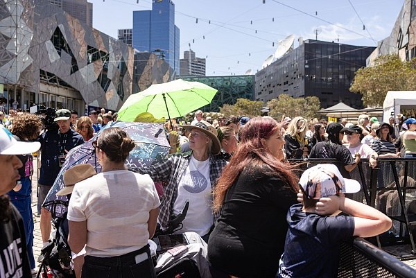 Manche Fans harrten stundenlang aus, um Robbie Williams live zu erleben. - © Diego Fedele/AAP/dpa