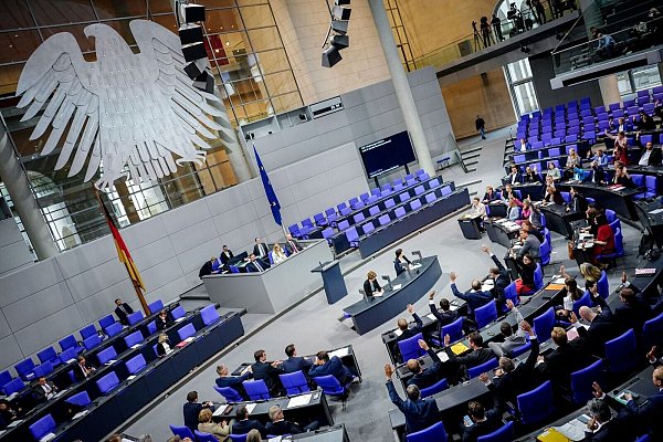 Im Plenum des Bundestags wird debattiert - und entschieden. (Archivfoto) - © Kay Nietfeld/dpa