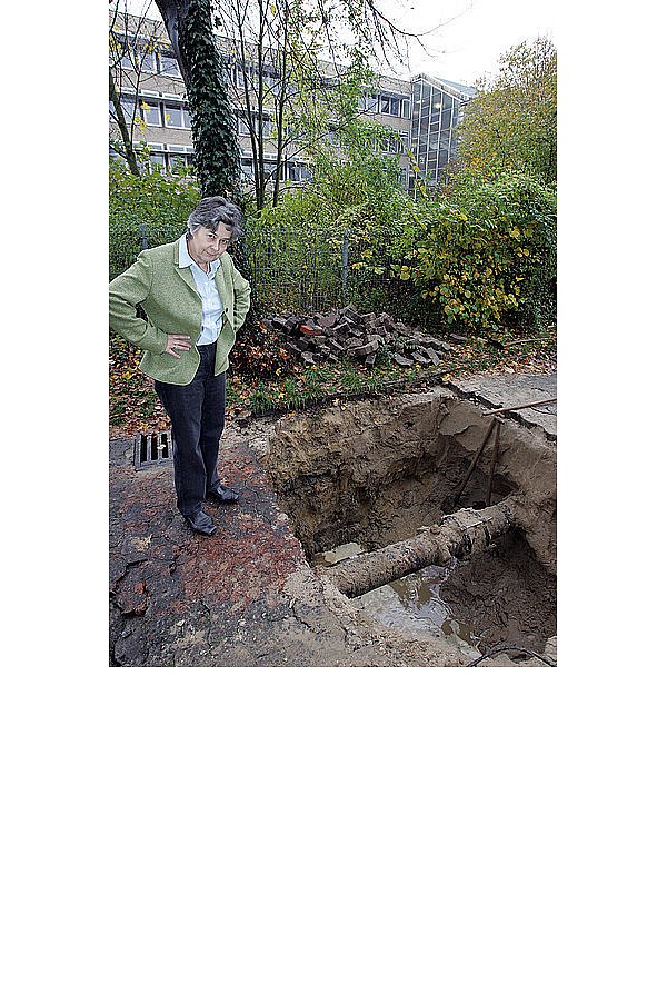 Dorothea Bratvogel vom Ceciliengymnasium am Niedermühlenkamp begutachtet das 15-Zentimeter-Wasserrohr, das den Unterrichtsausfall erzwang. - © FOTO: WOLFGANG RUDOLF