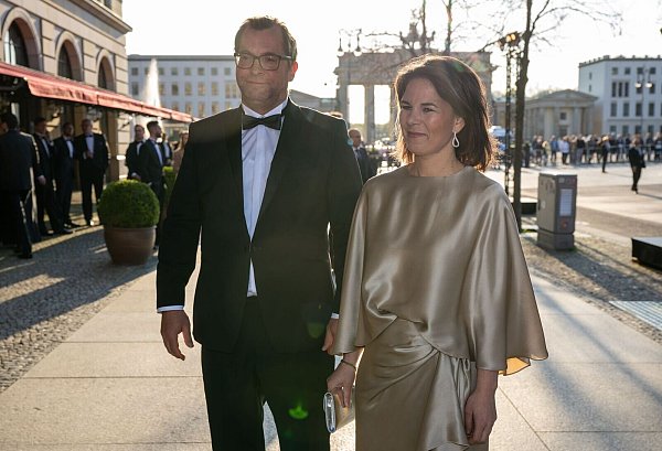 Der Kommunikationsberater und die Ministerin wollen wegen ihrer Töchter vorerst weiter zusammen wohnen. - © Monika Skolimowska/dpa