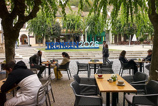 Viele Cafés und Restaurants säumen den zentralen Mierove namestie (Friedensplatz) im slowakischen Trencin, das neben dem finnischen Oulu Europäische Kulturhauptstadt 2026 ist. - © Michael Heitmann/dpa-tmn