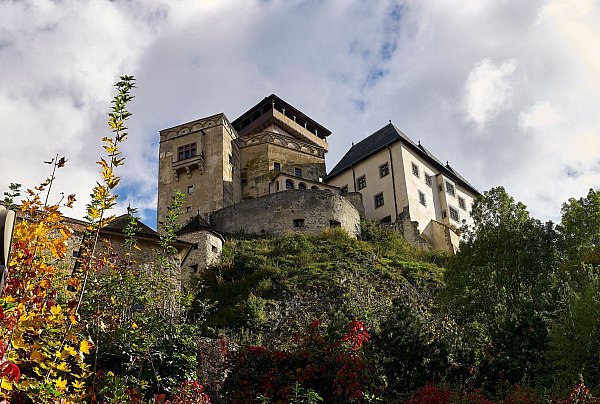 Die mittelalterliche Burganlage thront über dem slowakischen Trencin. - © Michael Heitmann/dpa-tmn