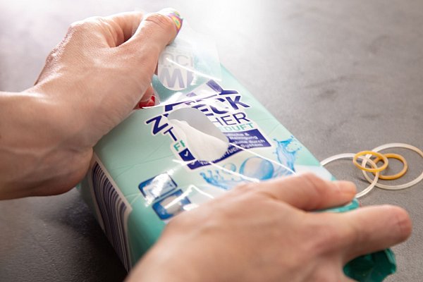 Gummibänder sollen dafür sorgen, dass nur noch ein Feuchttuch aus der Verpackung kommt. - © Christin Klose/dpa-tmn