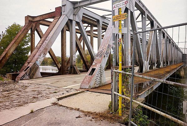 Die alte Eisenbahnbrücke im slowakischen Trencin soll in eine "Fiesta-Brücke" mit Gastronomie und Kunstveranstaltungen verwandelt werden. - © Michael Heitmann/dpa-tmn