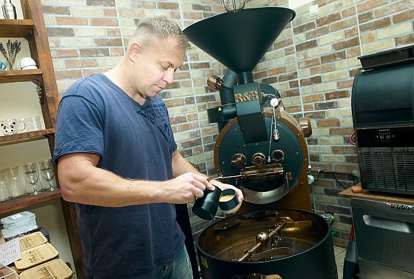 Martin Ondik bereitet in seiner Kaffeerösterei «Coffee Lab» einen Cappuccino zu. - © Michael Heitmann/dpa-tmn