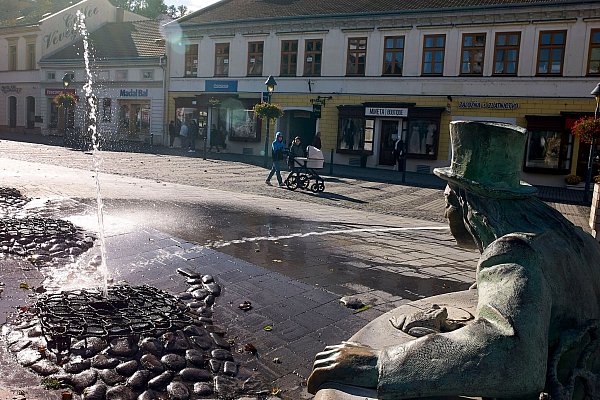 Ein Wassermann sprüht eine Fontäne auf einem Platz in der Fußgängerzone im Zentrum der slowakischen Stadt Trencin. - © Michael Heitmann/dpa-tmn