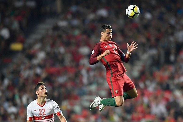 Kaum einer springt so hoch wie er: Cristiano Ronaldo. - © picture alliance / Laurent Gillieron/KEYSTONE/dpa
