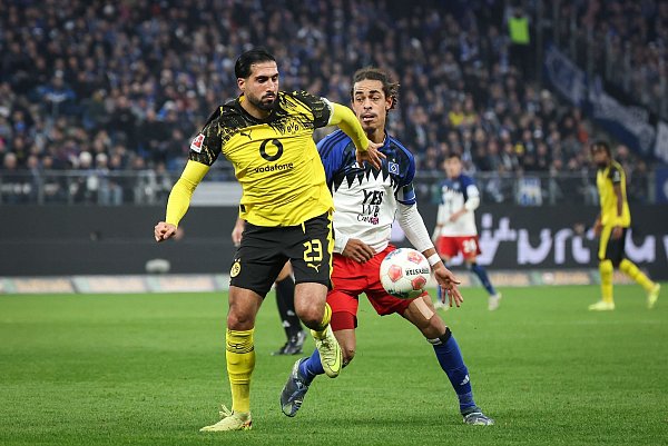 Kapitäne unter sich: Dortmunds Emre Can (l) und Yussuf Poulsen. - © Christian Charisius/dpa