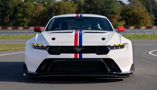 Track Day: Diese Front erinnert mehr an einen Rennwagen für die Piste als an einen Grand Tourismo für die Straße - © Ford/dpa-tmn