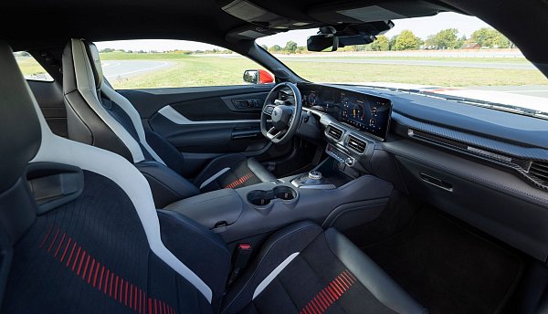Dynamisch, aber...der Tester moniert die im Vergleich zu den überragenden sportlichen Leistungen durchschnittliche Materialauswahl und lieblose Gestaltung im Cockpit. - © Ford/dpa-tmn