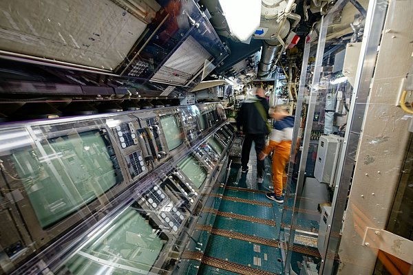 In den vergangenen Monaten wurde das 48 Meter lange und 350 Tonnen schwere Unterseeboot aufwendig für die Eröffnung vorbereitet. - © Uwe Anspach/dpa