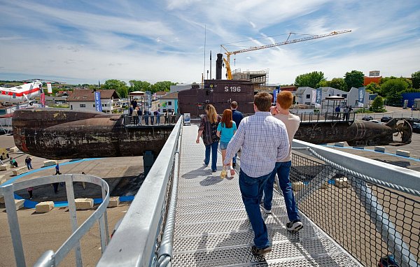 Die Reise von U17 von Kiel nach Sinsheim hatten Tausende Menschen entlang der Strecke verfolgt. - © Uwe Anspach/dpa