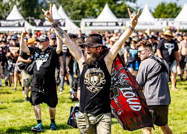 Die Fans können es kaum erwarten. (Archivbild) - © Axel Heimken/dpa