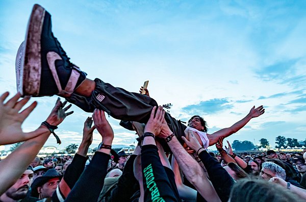 Crowdsurfing steht in Wacken auf der Tagesordnung. (Archivbild) - © Axel Heimken/dpa