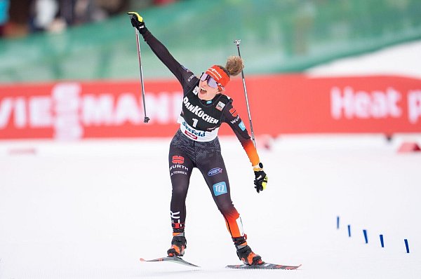 Nathalie Armbruster holt den ersten Sieg einer Deutschen in der Nordischen Kombination. - © Georg Hochmuth/APA/dpa